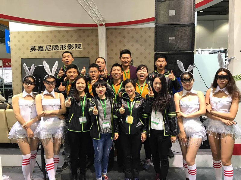 <b>2017广州国际专业灯光、音响展第二天，YH533388银河科技展位依旧火爆</b>